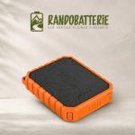 Xtorm XR201 vue de côté – power bank outdoor compacte format carré avec coque orange renforcée et motif topo, batterie externe résistante pour randonneur