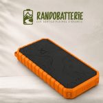 Xtorm XR202 vue de côté – profil de la batterie externe outdoor résistante aux chocs avec coque orange antichoc, power bank randonnée légère et solide pour le trail