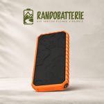 Xtorm XR202 face avant – batterie externe randonnée robuste format smartphone avec coque renforcée orange et motif topographique, résistante aux chocs et à la pluie